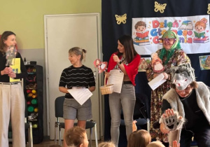 Wilk rozmawia i bawi się z dziećmi podczas przedstawienia.