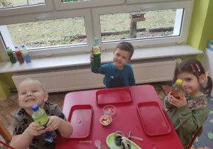 Dzieci przygotowują butelki sensoryczne