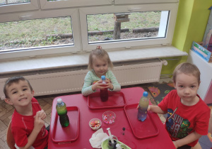Dzieci przygotowują butelki sensoryczne