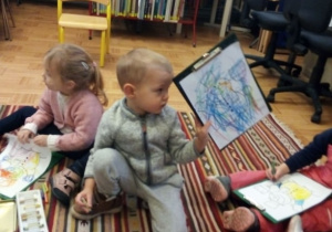 Dzieci kolorują ilustracje