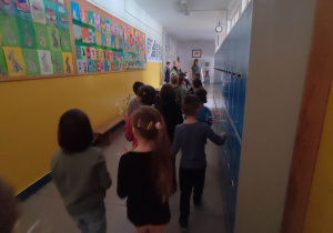 Dzieci idące po korytarzu szkolnym