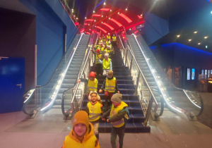 Dzieci schodzą po schodach w Kinie