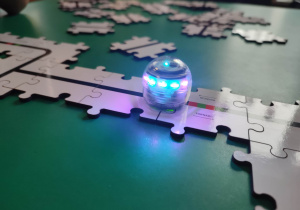 Robot jedzie po ułożonej przez dzieci drodze z puzzli