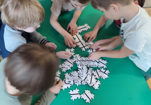 Dzieci układają puzzle do Ozobota