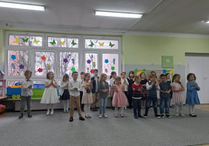 Dzieci z grupy Żabki w trakcie śpiewu podczas przedstawienia