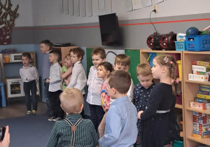 Dzieci z grupy Zajączki podczas przedstawienia