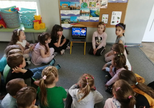 Dzieci oglądają film edukacyjny o Unii Europejskiej