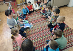 Dzieci słuchają bajki o zajączku.