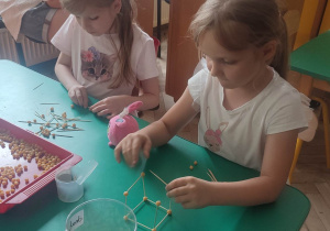 Dziewczynki ze skupieniem tworzą wysokie budowle