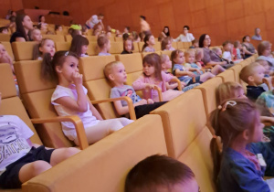 Dzieci słuchają koncertu