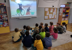 Sowy i Zające oglądają film edukacyjny