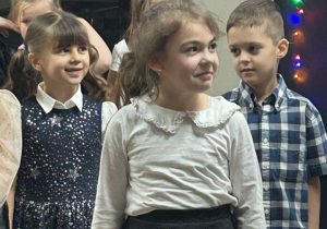 Dzieci w trakcie występu - Julia, Oliwia, Kajetan