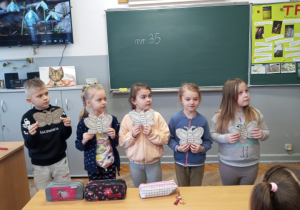 Żaby - Alan, Amelia, Oliwia, Nela i Jagoda podczas zajęć w Szkole