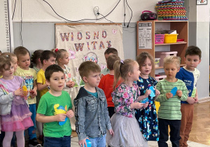 Dzieci z Grupy Sowy podczas prezentacji