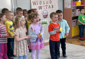 Dzieci w trakcie występu