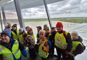 Dzieci z Grupy Zające - wycieczka na Lotnisko