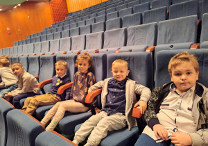 Dzieci z Grupy Zające w Teatrze Nowym