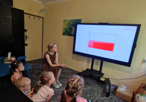 Dzieci oglądają film edukacyjny "Symbole narodowe"