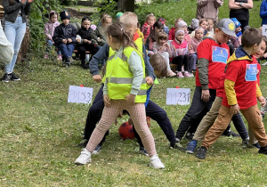 Dzieci w trakcie trwania jednej z konkurencji