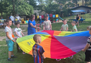 Piknik Rodzinny - zabawy z chustą animacyjną