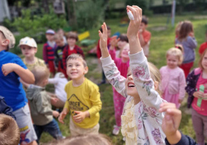 Zabawy z bańkami w Dniu Kolorów
