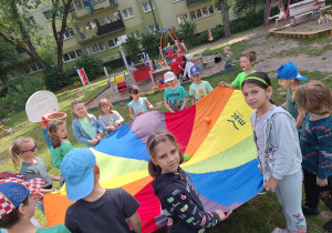 Żaby podczas zabawy z użyciem chusty