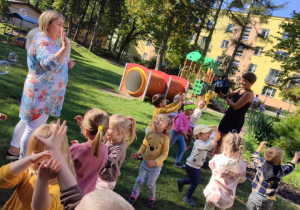 Dzień Przedszkolaka - Żabki i Kotki wśród baniek mydlanych