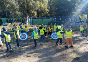 Dzieci podczas zabaw sportowych