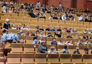 Dzieci oglądają zmagania drużyn bajkowych