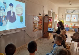 Sowy oglądają film edukacyjny