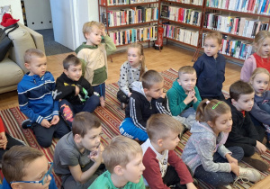 Dzieci z grupy Zające w Bibliotece