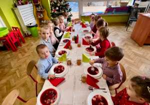 Żaby i Koty podczas świątecznego obiadu