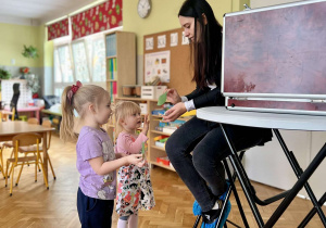 Lena i Róża z grupy "Żaby" podczas warsztatów