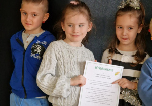 Aleksander, Lilianna i Julia z dyplomem