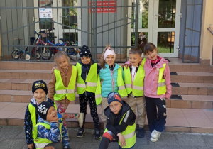 Dzieci z grupy "Zające" przy wejściu do PM 22