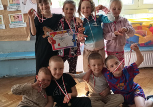 Zajączki z medalami, dyplomem i pucharem