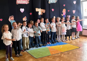 Dzieci z grupy "Sowy" w trakcie występu