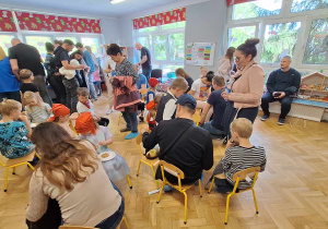 Zajączki w trakcie rodzinnego spotkania