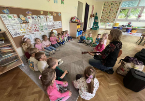 Zajęcia umuzykalniające w grupie Żabek