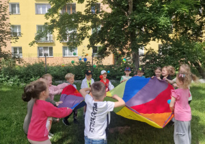 Sówki z chustą animacyjną - Dzień Dziecka
