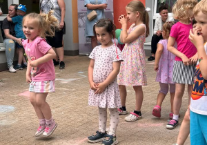 Taniec dzieci podczas Pikniku Rodzinnego