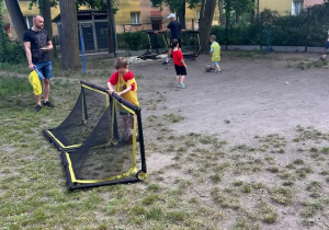 Piknik rodzinny - zabawy sportowe