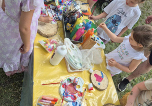 Piknik Rodzinny - dzieci malują na drewnie