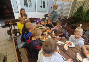 Dzieci z grupy "Zające" w Pizzeri