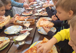 Wycieczka do Pizzeri - dzieci z grupy "Zające"