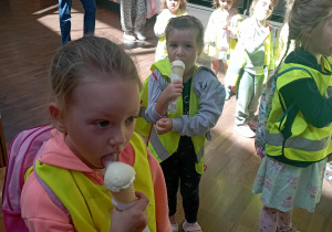 Kotki jedzą lody