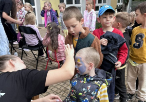 Dzieci czekają w kolejce do malowania twarzy