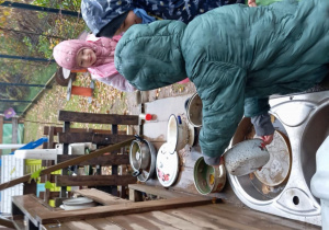 dzieci bawią się w kuchni błotnej