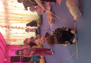 Dzieci bawią się i tańczą