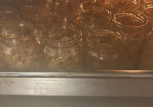 piekarnik a w nim słoiki z szarlotką